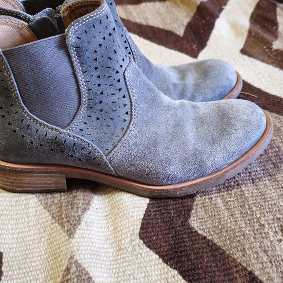 Cleaning out closet, must purchase all shoes. - Picture 2 of 5